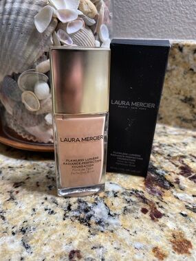 laura mercier Flawless Lumière Radiance-Perfecting Foundation - Alabaster